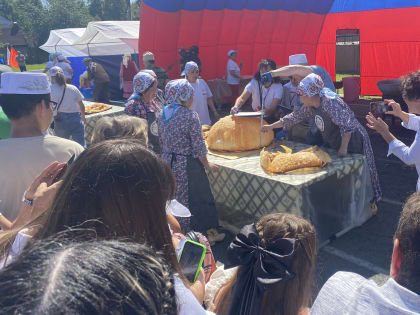 Достойные книги рекордов баурсаки пекут в Тобольском районе