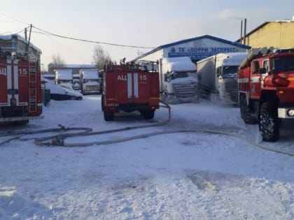 В Тюмени горит ангар на улице Чекистов