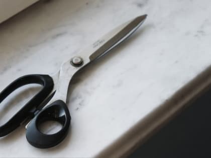 Мужчина убил знакомого, воткнув ему в шею ножницы