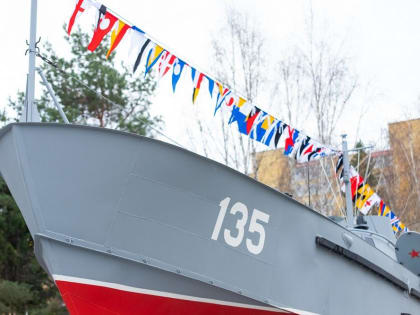 Вместе со всей страной тюменцы чествуют военных моряков