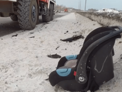 Момент страшной аварии, в которой погибли молодая мать и трехмесячный малыш, попал на видео