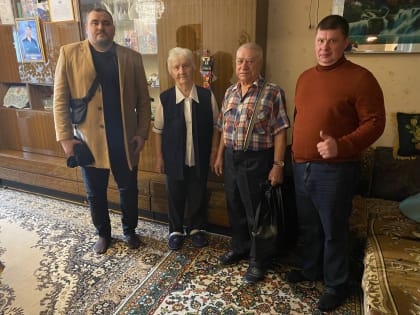 Тюменские коммунисты поздравили ветеранов с Днем пожилого человека