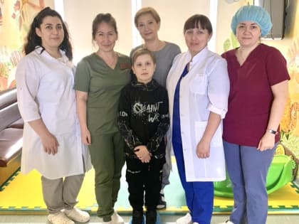 Врачи тюменского ФЦН встретились с пациентом, за жизнь которого боролись семь месяцев