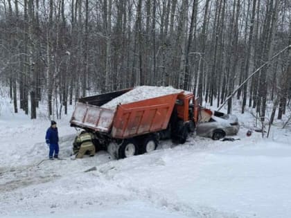 На тюменской трассе самосвал протаранил легковушку