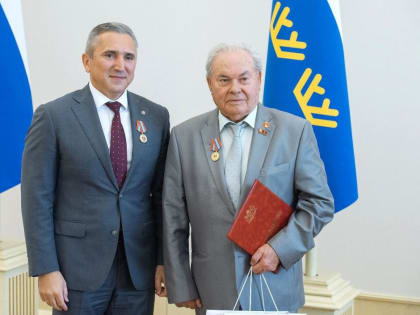 Губернатор Александр Моор поздравил Сергея Великопольского с 85-летним юбилеем