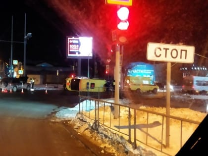В Тюмени в ДТП на Пермякова перевернулась машина скорой помощи