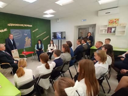 Депутат Госдумы Николай Брыкин вручил благодарственные письма и подарки учителям нижнетавдинской школы