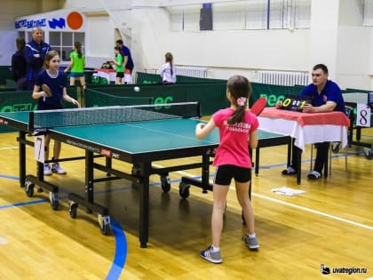 Тюменские теннисисты начинают борьбу в соревнованиях окружного масштаба