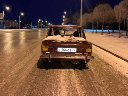 В Тюмени водитель "копейки" устроил дрифт на улицах города
