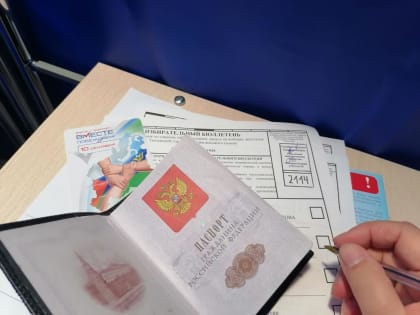 Молодым избирателям в Тюмени вручили дипломы, календари и ручки