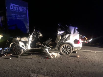 В Ярковском районе при столкновении кроссовера и фуры погиб водитель и три его внука