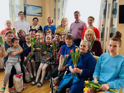 Члены регионального отделения «Союза женщин России» поздравили женщин из ЛДНР с 8 Марта