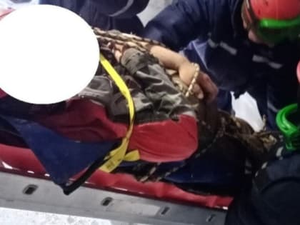 Тюменские спасатели эвакуировали из новостройки мужчину, который потерял сознание