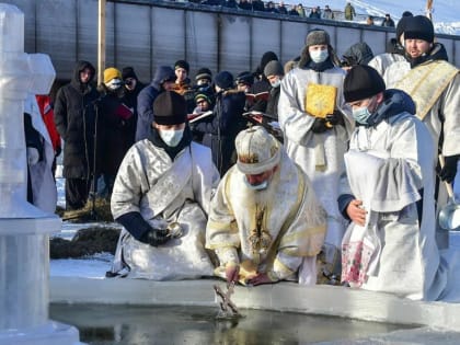 Тюменский священник рассказал, сколько можно хранить крещенскую воду