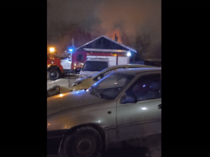 В Тюмени на улице Восстания загорелся частный дом