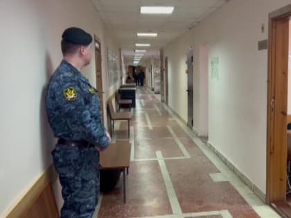 Сегодня по ходатайству следствия арестован мужчина, обвиняемый в покушении на убийство и захвате заложников в одном из магазинов города Тюмени. (видео, комментарий)