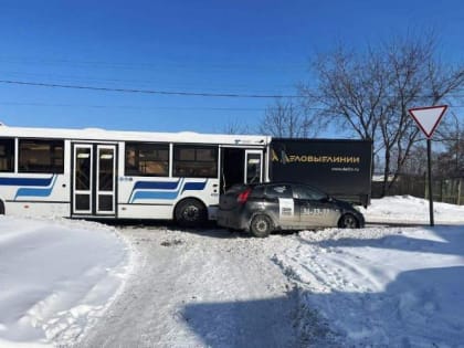 В Тобольске водитель Hyundai не уступила дорогу автобусу