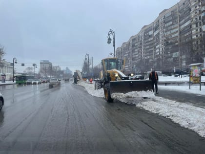 Дорожные службы Тюмени ведут борьбу с последствиями снегопада