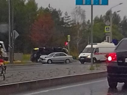 В Тобольске сбили машину скорой помощи