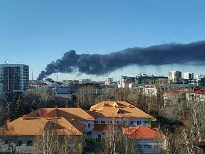 Пожарные ликвидируют возгорание на тюменском заводе "ПолимерПласт"