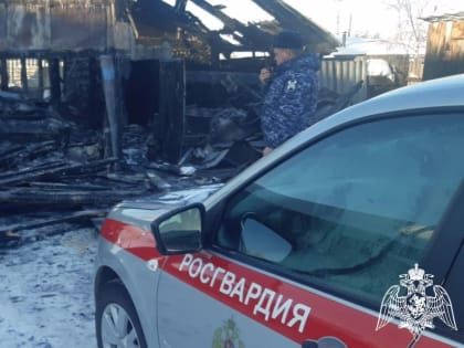 Сотрудники Росгвардии эвакуировали более 10 человек при возникновении пожара в Тюменской области