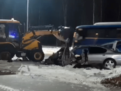 В Тобольске иномарка влетела в автогрейдер: погибли два человека