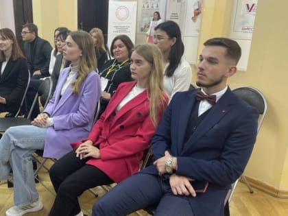 Тюменские студенты работают общественными наблюдателями в центре наблюдения за выборами