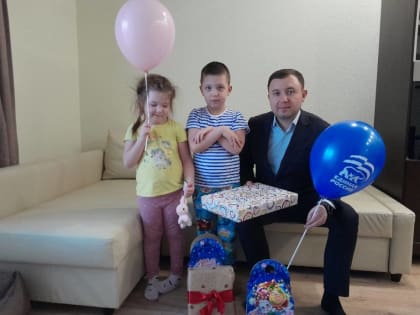 Партийные активисты принимают участие во всероссийской акции «Ёлка желаний»