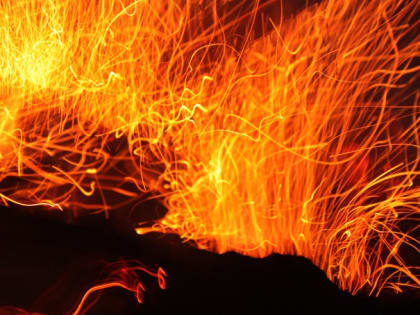 В Тюмени заброшенное здание на Войновке тушили 11 спасателей