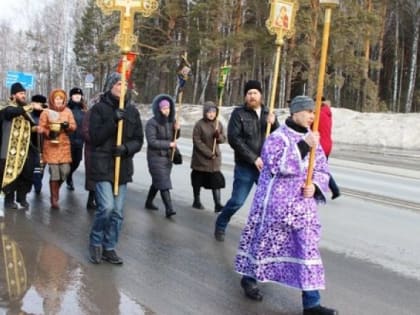 На Бога надейся, а правила все-таки соблюдай. Трассу «Тюмень — Омск» освятил настоятель храма