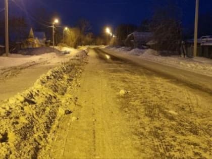 В Тобольске Toyota  въехала в частный дом: один человек погиб, двое ранены