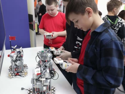 В детском технопарке «Кванториум» прошел чемпионат по робофутболу