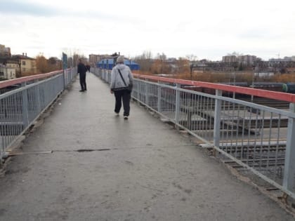 Пешеходный мост у ж/д вокзала Тюмени планируют снести