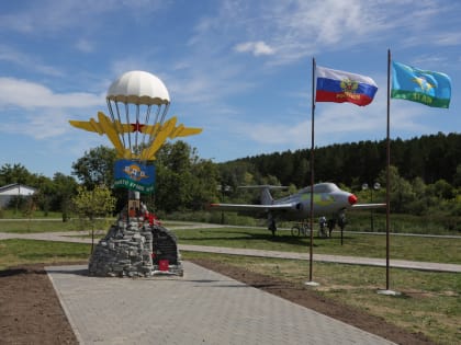 В Ишиме открыли стелу в честь Воздушно-десантных войск России