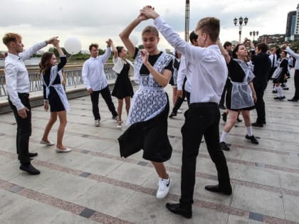 В Тюмени 330 пар выпускников кружились в «Вальсе на набережной»