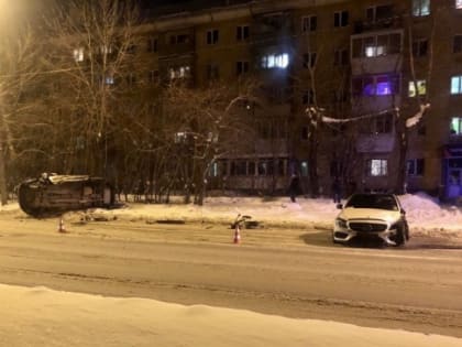 В Екатеринбурге перевернулся автомобиль: в больнице три человека