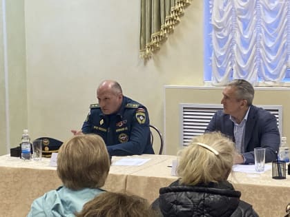 Глава МЧС Куренков и губернатор Моор провели встречу с погорельцами в Успенке