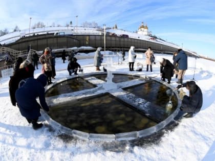 Почти триста сотрудников МЧС дежурят в местах крещенских купаний