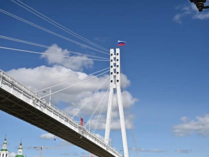 Над Набережной Тюмени развеялся Российский триколор