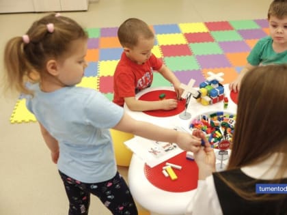 В тюменском «Роднике» дети изучают технику водной анимации Эбру