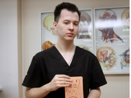 Студенты-медики учатся накладывать швы на современном тренажере