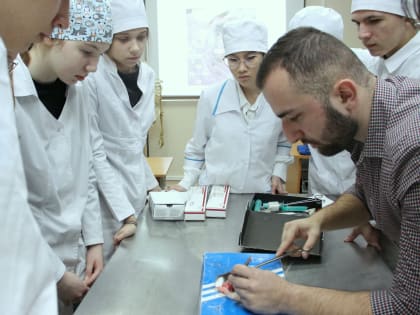 Ученики начальной Школы хирурга начинают осваивать узкие медицинские специальности
