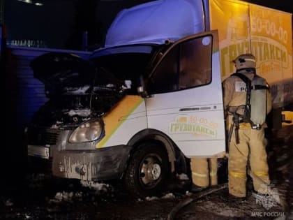 Утром в Тюмени пожарные потушили "Газель"