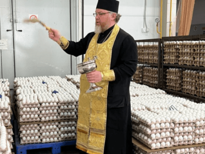 К Пасхе на тюменской птицефабрике освятили более 15 млн яиц