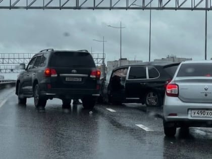 На мосту Монтажников на скользкой дороге столкнулись три автомобиля