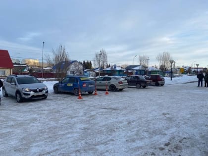 В Ялуторовске мужчина угнал трактор и въехал на нем в легковушку