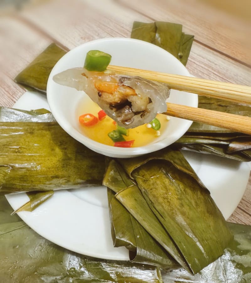 Bánh lọc lá chấm bát nước mắm ớt tươi pha tại quán