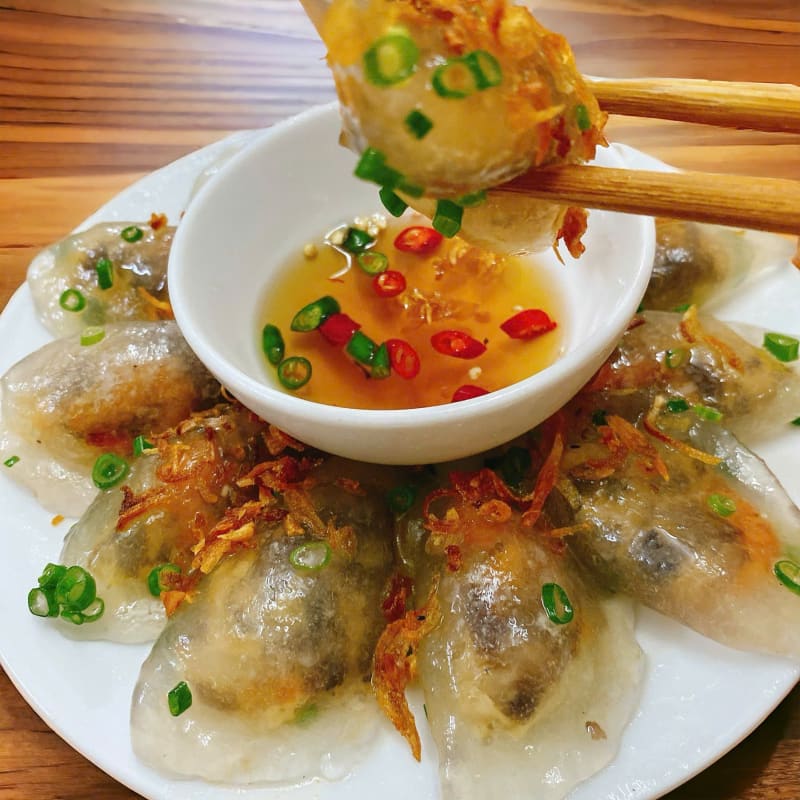 Đĩa bánh bột lọc trần Quảng Bình vỏ trong dai mềm, rắc hành phi vàng ruộm