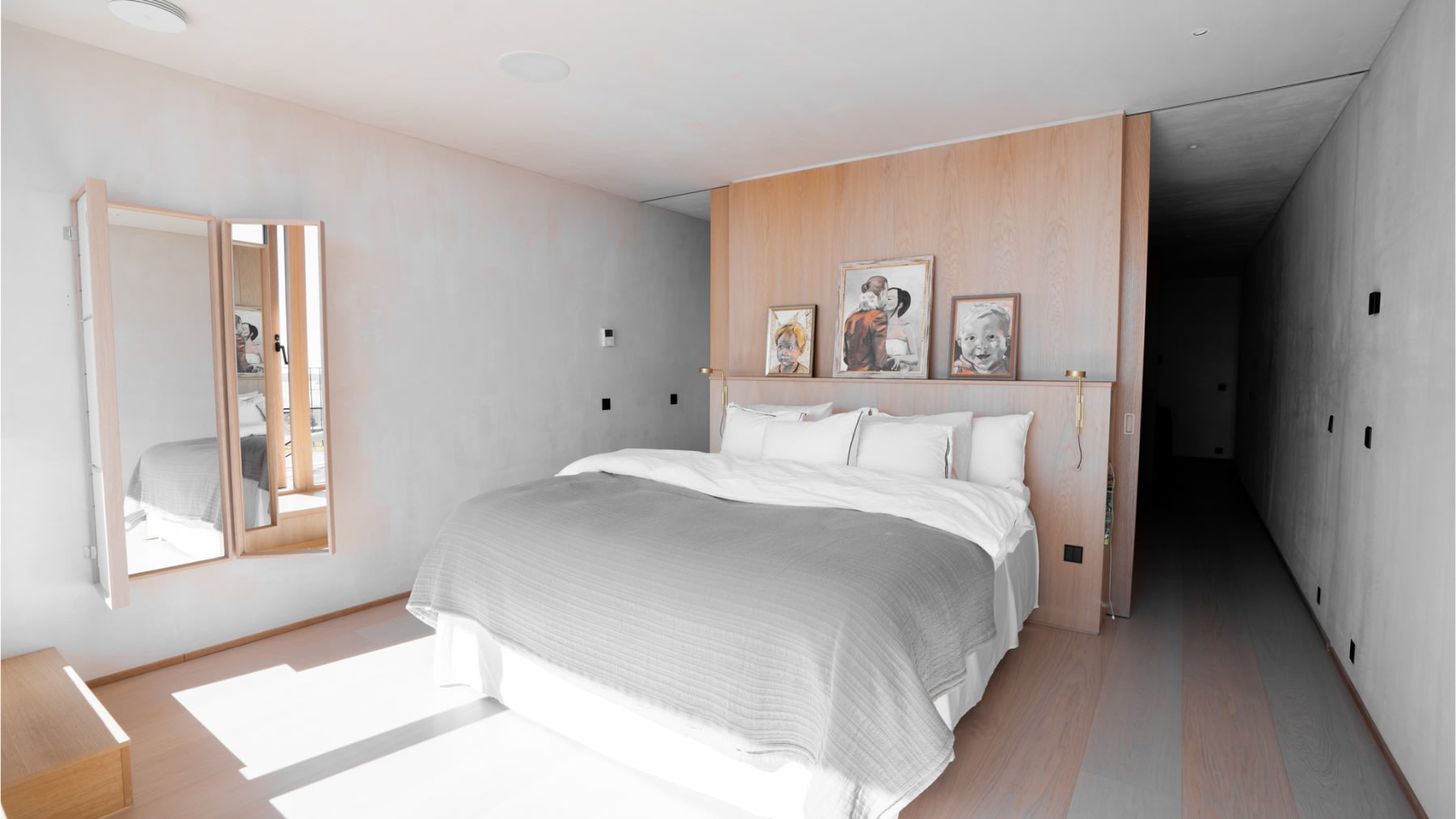 Villa Campbell bedroom with oak headboard and lake-facing balcony