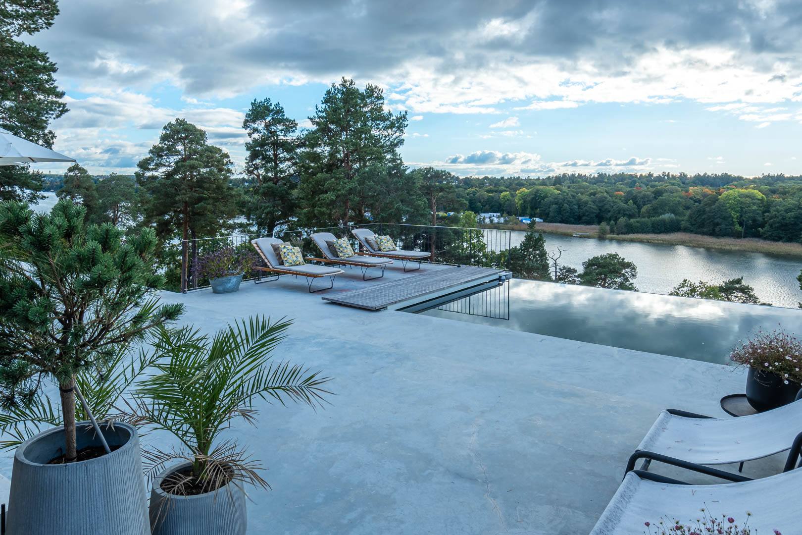 Villa Campbell terrace with sun loungers overlooking the lake